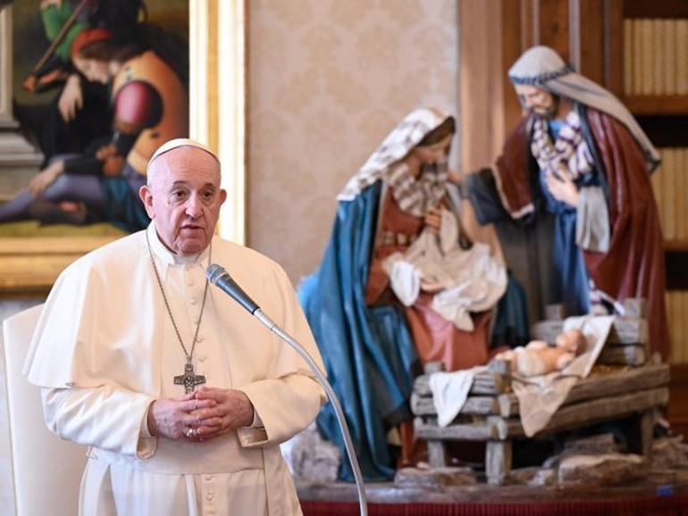 Papa all’udienza: “Chi prega non lascia mai il mondo alle sue spalle”