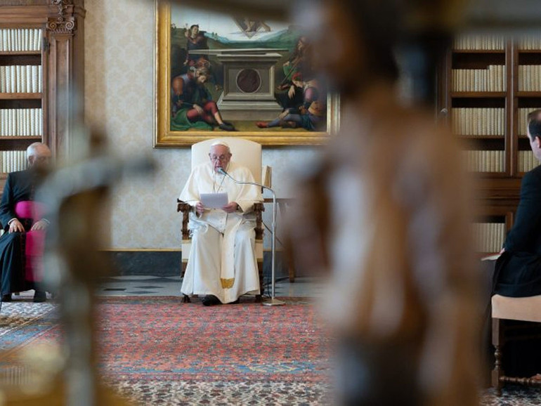 Papa all’udienza: “Chi serve il denaro è contro Dio”