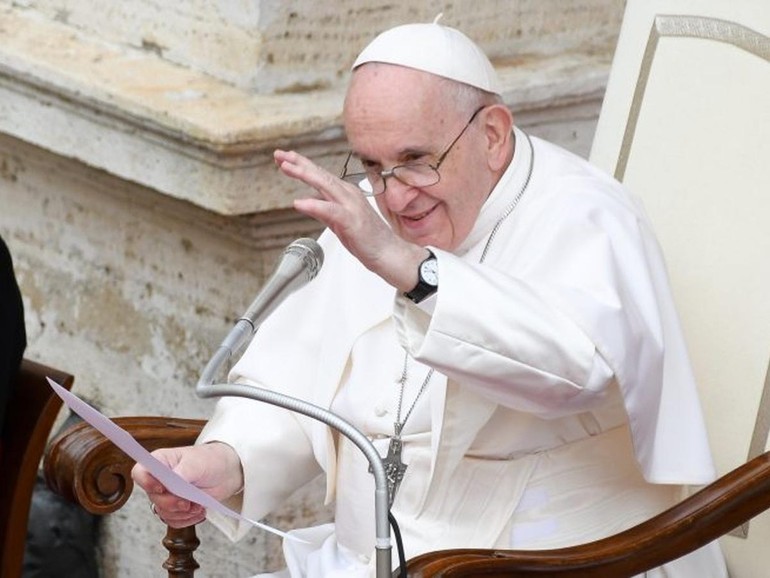 Papa all’udienza: “Disumano non trovare tempo per la preghiera a causa del lavoro”