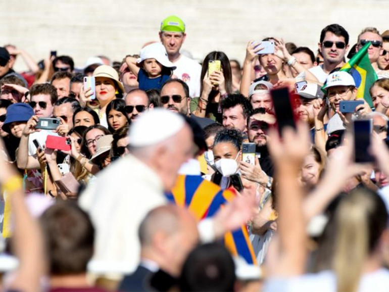 Papa all’udienza: “È tempo di dire basta al traffico indiscriminato delle armi”