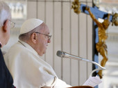 Papa all’udienza: “Il cristiano è chiamato a sporcarsi le mani”