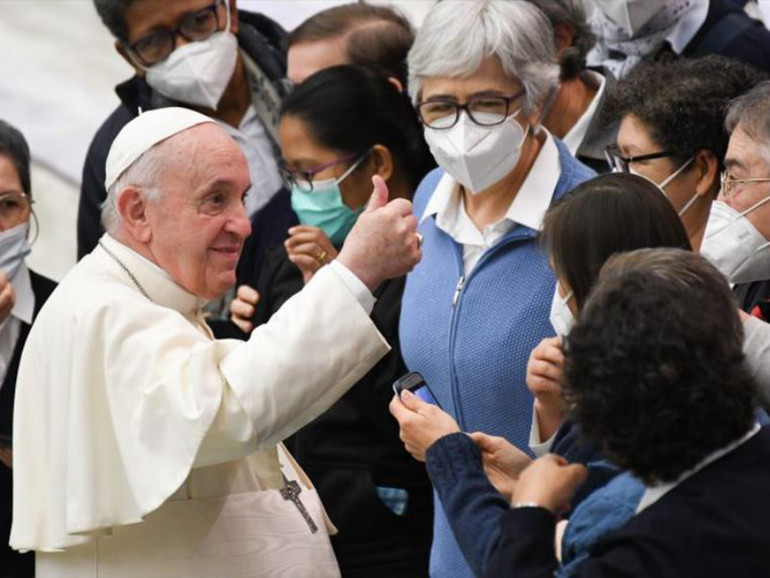 Papa all’udienza: “La Chiesa non è una fitta mole di comandi e precetti”