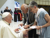 Papa all’udienza: “Non toccate le rughe, sono un simbolo di maturità”