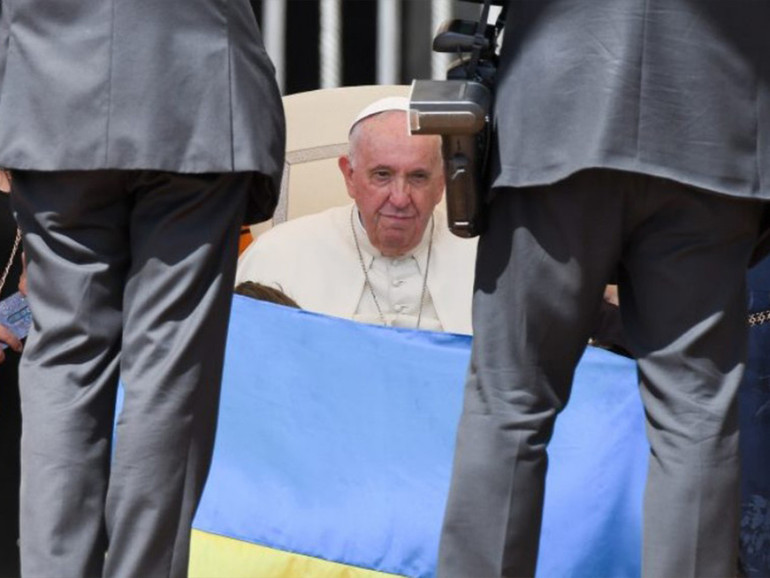 Papa all’udienza: “Pregare ogni giorno per la pace definitiva in Ucraina”