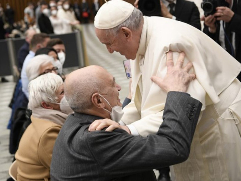 Papa all’udienza: “Scartare i vecchi è un peccato grave”