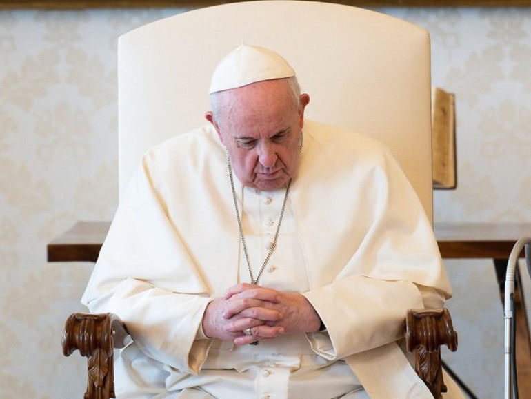 Papa all’udienza: “un santo che non ti rimanda a Gesù Cristo non è un santo, neppure è cristiano”