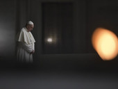 Papa alla Via Crucis: da solo in silenzio sul sagrato, guardando il Crocifisso