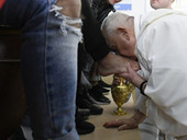 Papa Francesco: a Casal del Marmo, lava i piedi a 12 ragazzi e ragazze. L’omelia a braccio