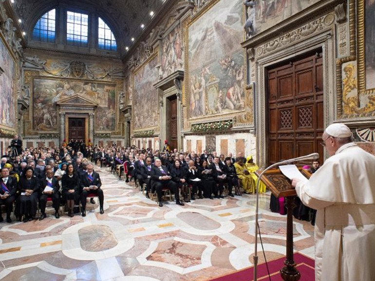 Papa Francesco a Corpo diplomatico. “Evitare un innalzamento dello scontro” tra Usa e Iran. Preoccupazione “per tensioni” nel mondo