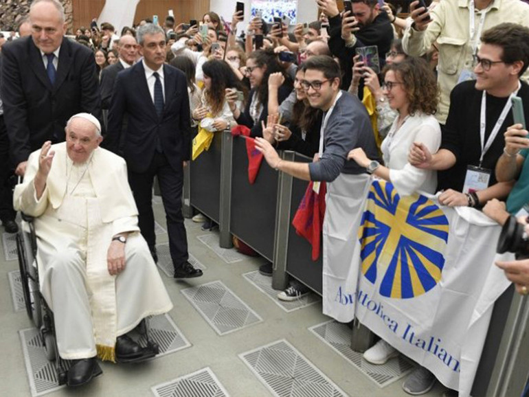 Papa Francesco: a giovani di Azione Cattolica, “il nostro motto non è ‘me ne frego’, ma ‘mi interessa!’”