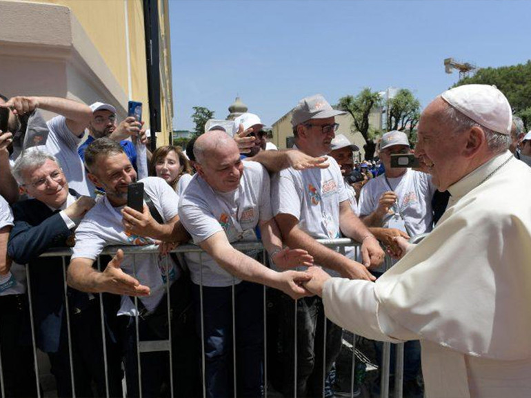 Papa Francesco: a Napoli, puntare su “teologia dell’accoglienza”. Dialogare nei “problemi e nella ricerca delle vie di soluzione”