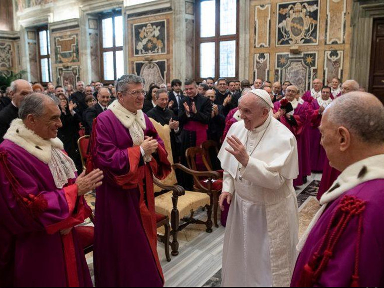 Papa Francesco: a Rota Romana, unità e fedeltà tra i coniugi sono “fondamentali capisaldi” ed “epifania della fede”