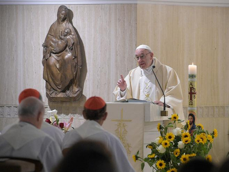 Papa Francesco: a Santa Marta, “con chi cerca soltanto scandalo e divisione, silenzio e preghiera”