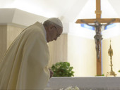 Papa Francesco: a Santa Marta, “il diavolo vuole distruggere la Chiesa col potere e i soldi”