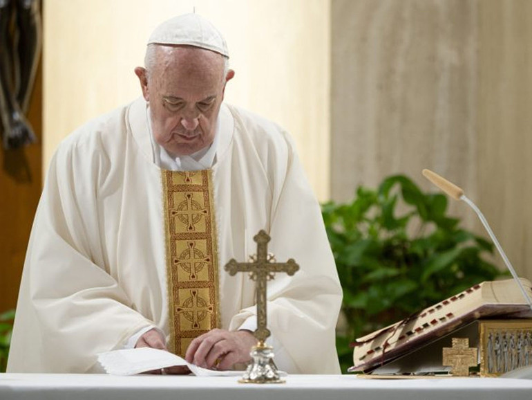 Papa Francesco: a Santa Marta, “la fede o è missionaria o non è fede”. “Preghiamo insieme per le persone che svolgono servizi funebri”