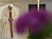 Papa Francesco: a Santa Marta, “preghiamo per gli infermieri, esempio di eroicità”