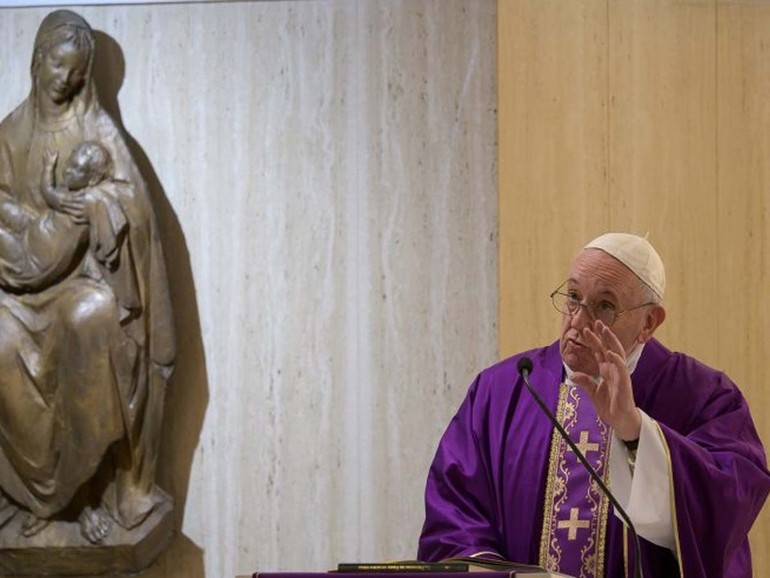 Papa Francesco: a Santa Marta, “preghiamo per le famiglie che non possono uscire di casa”