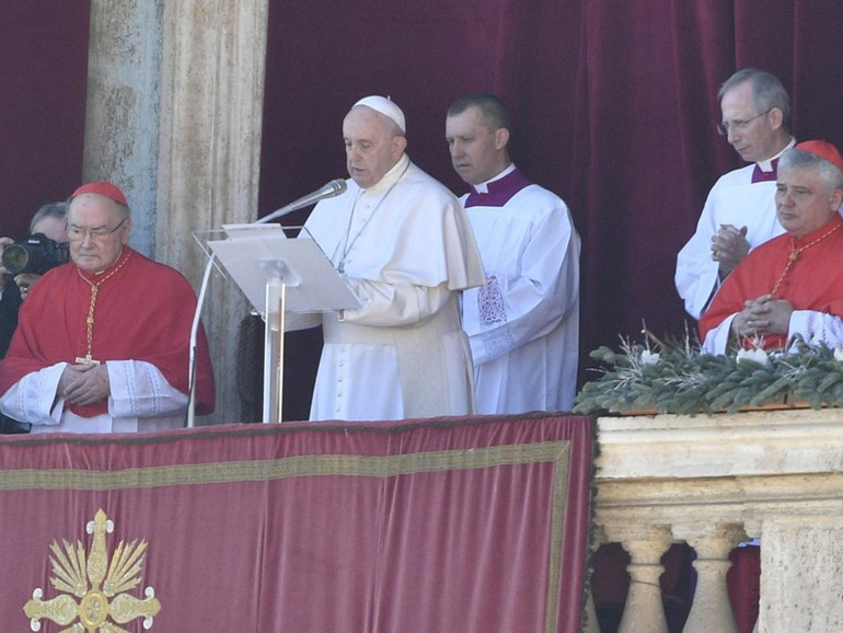 Papa Francesco: a Urbi et Orbi, “sostegno per quanti a causa delle ingiustizie devono emigrare nella speranza di una vita sicura”