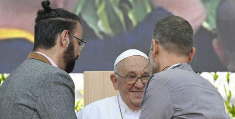 Papa Francesco a Verona: “Un peccato grave non curare la pace”. L’abbraccio a un israeliano e a un palestinese
