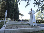 Papa Francesco: al Cimitero militare francese, “la guerra mangia i figli della patria”. “Fermatevi, fabbricatori di armi!”