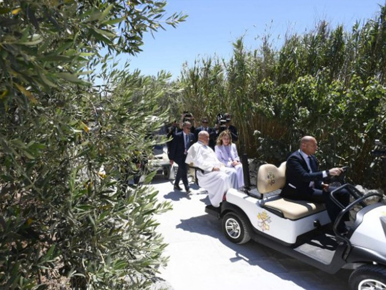 Papa Francesco al G7: “nessuna macchina dovrebbe mai scegliere se togliere la vita ad un essere umano” Papa Francesco al G7: “nessuna macchina dovrebbe mai scegliere se togliere la vita ad un essere umano”