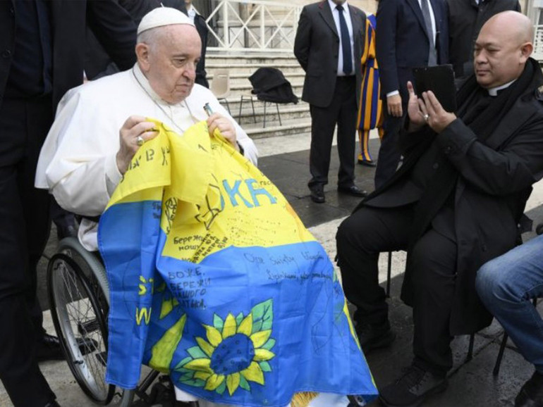 Papa Francesco al popolo dell’Ucraina: “Il vostro dolore è il mio dolore, continuo a starvi vicino”