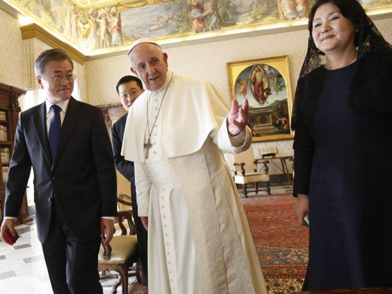 Papa Francesco al presidente sudcoreano Moon Jae-in, “buon lavoro per la pace”. E il presidente al Papa, “lei è un maestro per l’umanità”