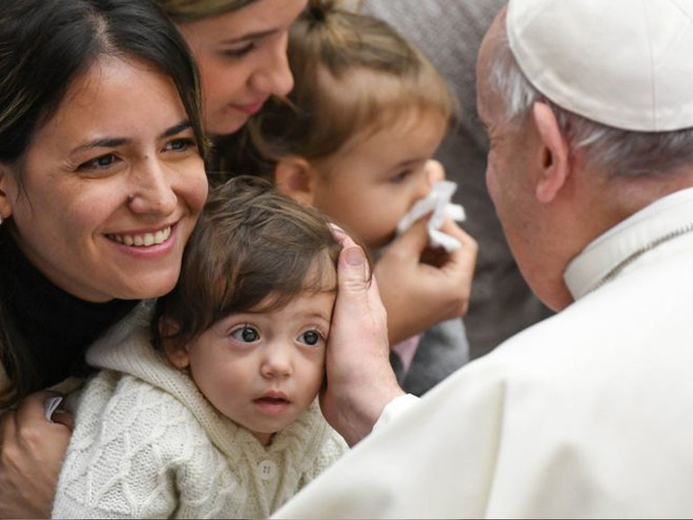 Papa Francesco: al Regina Caeli, “gratitudine e affetto tutte le mamme”. Pensiero all’Europa e all’Africa