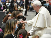 Papa Francesco: all’Istituto Serafico, “non lasciare sole le famiglie, lo Stato e la pubblica amministrazione devono fare la loro parte”