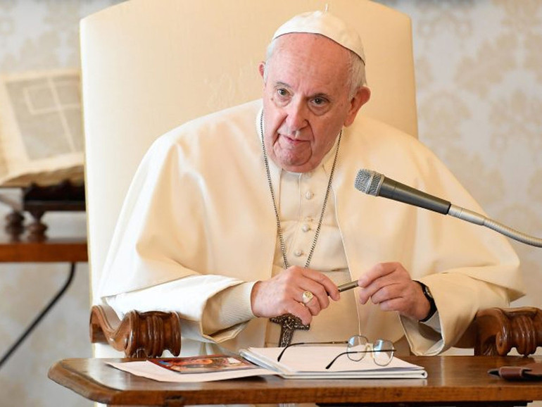 Papa Francesco all’udienza: “Chi vive in una grande città rischia di perdere la capacità di contemplare”