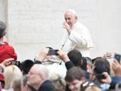 Papa Francesco all’udienza: “Costruire ponti con la mano tesa e senza aggressione!”