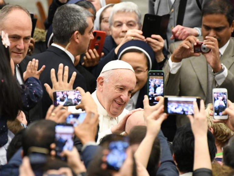Papa Francesco all’udienza: “Essere sensibili ai tanti naufraghi della storia”