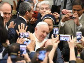 Papa Francesco all’udienza: “Essere sensibili ai tanti naufraghi della storia”