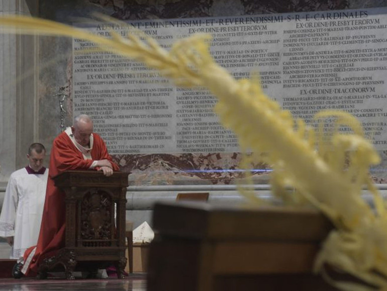 Papa Francesco alla Domenica delle Palme: “La vita non serve se non si serve”
