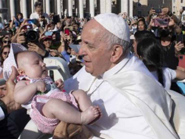 Papa Francesco: alle famiglie, “la Chiesa è con voi, anzi, la Chiesa è in voi!”