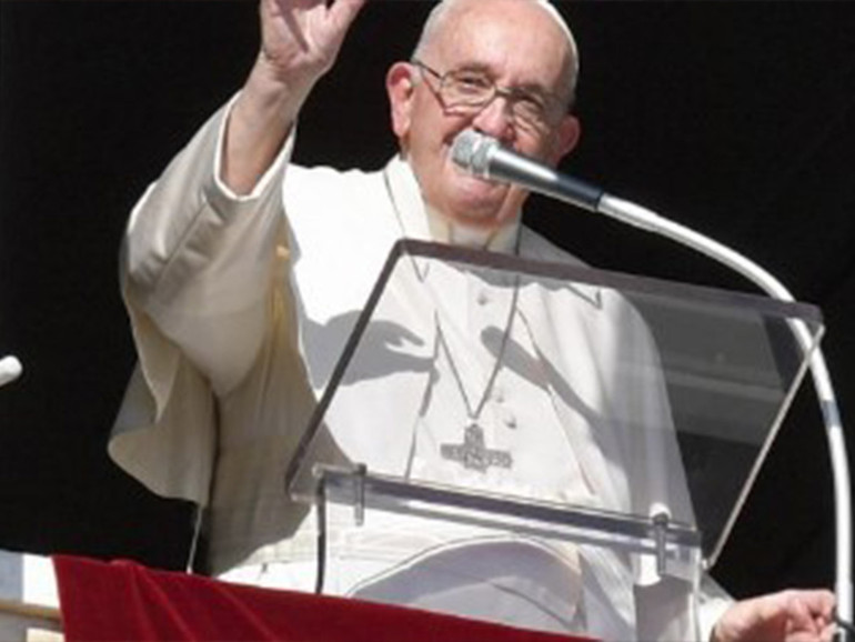 Papa Francesco: Angelus, “preghiamo per la martoriata Ucraina”. “Il disarmo è possibile, ma Dio vuole la nostra buona volontà”