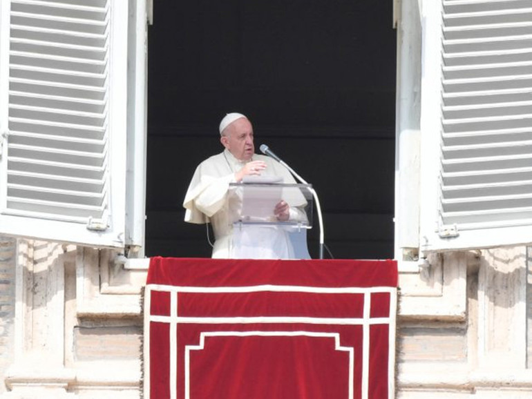 Papa Francesco: Angelus, “santità è dono e chiamata, i santi persone che hanno vissuto con i piedi per terra”
