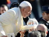 Papa Francesco: Bruni, “i poveri gli hanno regalato dei girasoli”. Oggi invia 4 ventilatori polmonari in Venezuela
