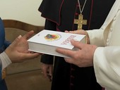 Papa Francesco: Bruni, questa mattina a Santa Marta “ha fatto dono di una edizione particolare della Bibbia”