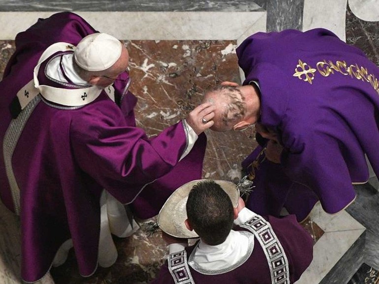Papa Francesco: “Dio ci aspetta nei buchi più dolorosi della vita”