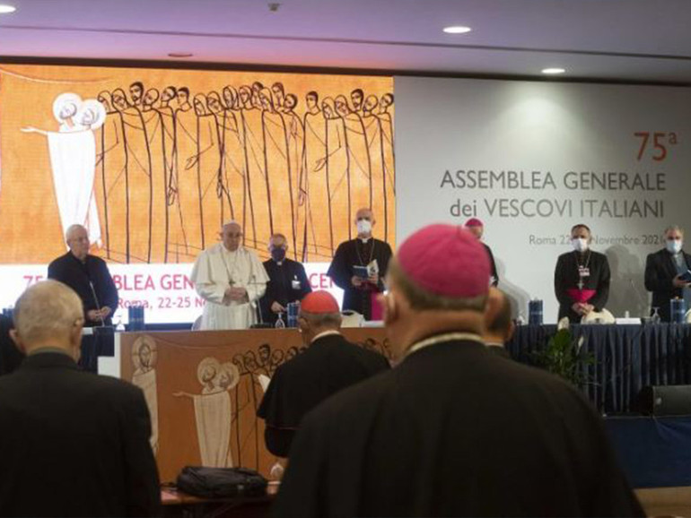 Papa Francesco: dona ai vescovi italiani un cartoncino con l’immagine del Buon Pastore e il testo delle “Beatitudini del Vescovo”