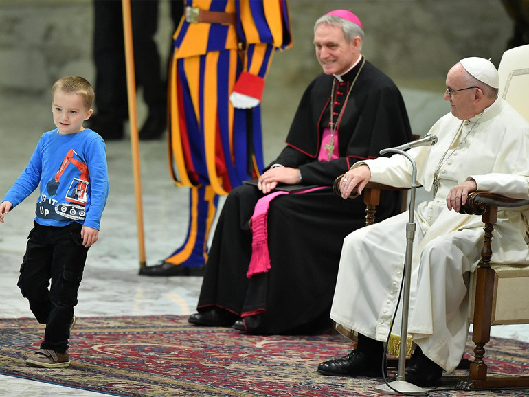 Papa Francesco e il bimbo argentino: liberi davanti a Dio come i più piccoli