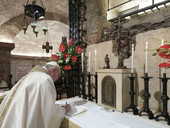 Papa Francesco: firma l’enciclica, “grazie a tutta la Prima sezione della Segreteria di Stato”