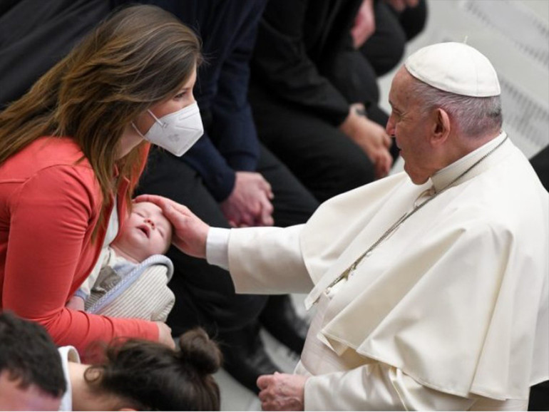 Papa Francesco: “I genitori che affrontano ogni sfida per i loro figli sono eroi”