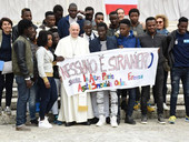 Papa Francesco: “i movimenti umani, pur generando sfide e sofferenze, stanno arricchendo le nostre comunità”