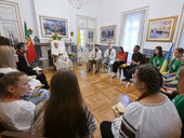 Papa Francesco: incontra un gruppo di giovani pellegrini dall’Ucraina nella nunziatura apostolica di Lisbona