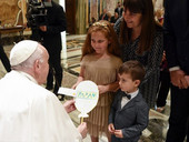 Papa Francesco: “L’inverno demografico è gravissimo, rimettere al centro la famiglia fondata sul matrimonio”