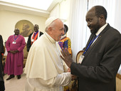 Papa Francesco: “La pace è possibile in Sud Sudan”. E bacia i piedi ai leader politici