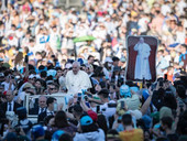 Papa Francesco: “la piazza ha sofferto il digiuno, e ora è piena di voi!”