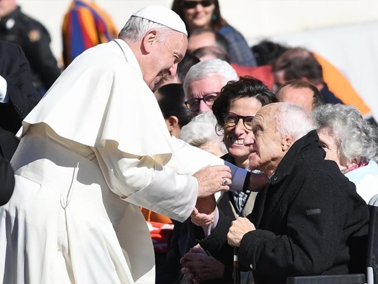 Papa Francesco: “la vecchiaia non è una malattia”, “andate a cercare gli anziani che vivono soli”